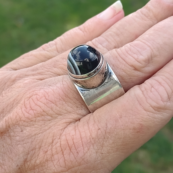 Modernist huge sterling silver ring with banded black onyx size 10.5 - Picture 3 of 7